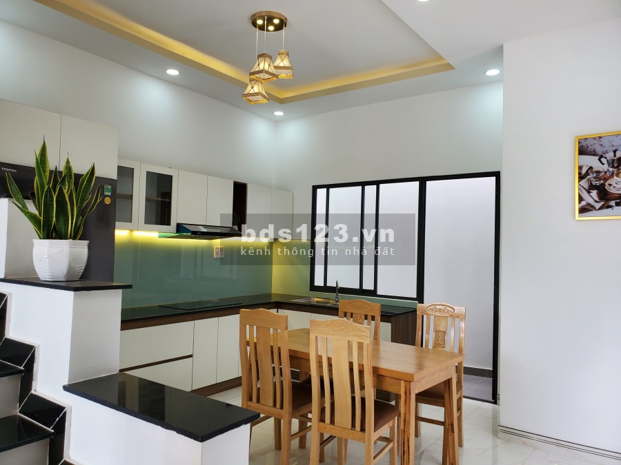 Nhà đẹp nội thất cao cấp sổ hồng riêng cách Chợ và UBND Hưng Long 900m bàn giao ngay