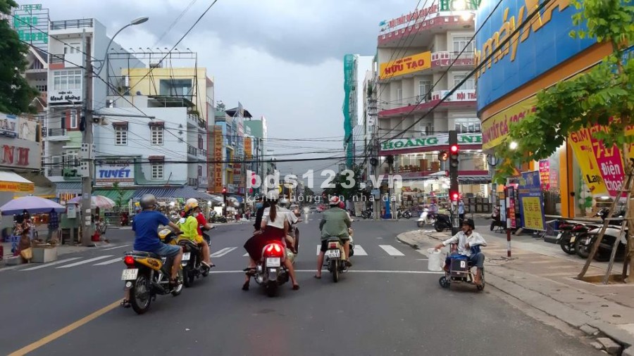 Cần bán gấp lô đất 2 mặt tiền lô góc cho thuê nhanh 25 triệu/tháng, ngay chợ buôn bán kinh doanh
