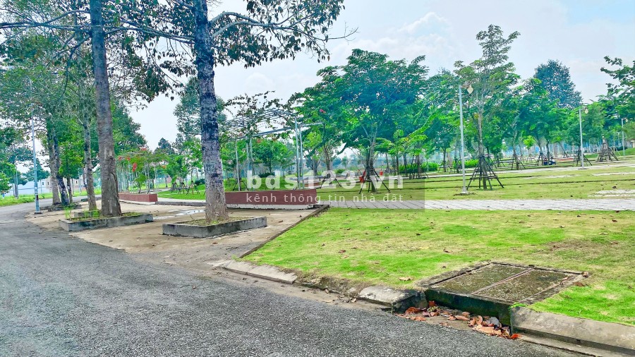 Duy nhất cặp nền biệt thự tại trung tâm Quận đối diện là khu phức hợp 5 sao duy nhất ở miền Tây