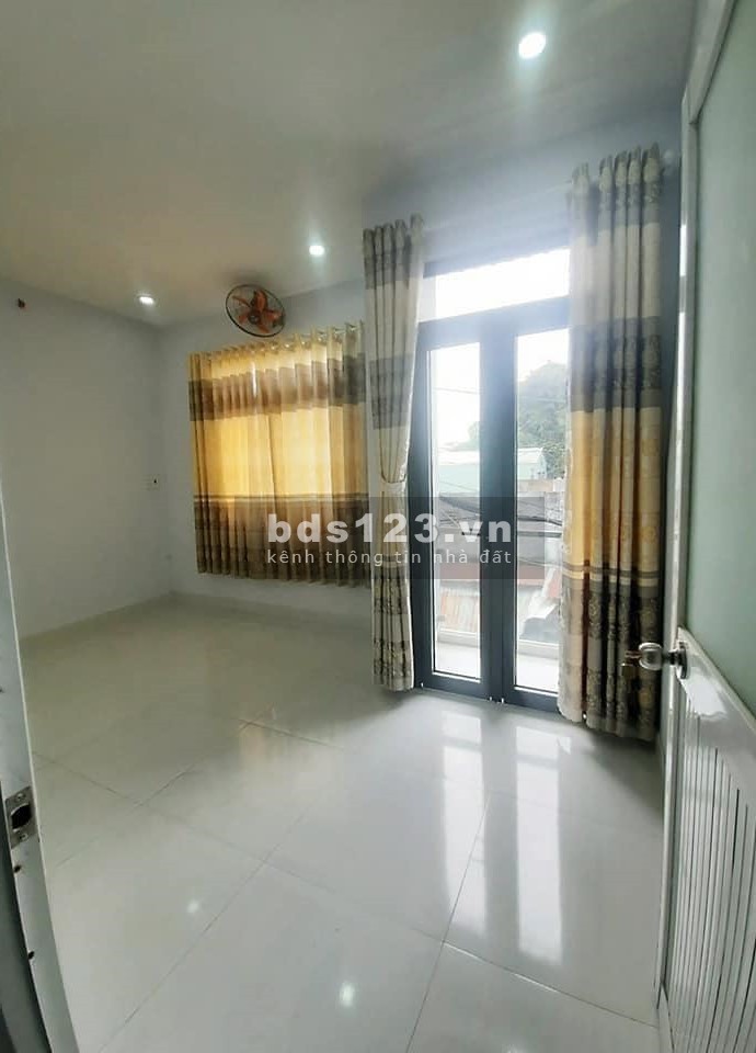 Bán nhà Phạm Văn Đồng Kinh doanh náo nhiệt, Mặt tiền 5.75m, đường 6m, Giá chỉ 4.45 tỷ.