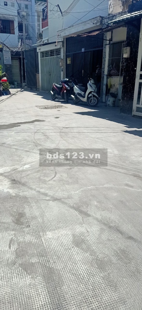 Bán nhà Quận Gò Vấp hẻm bê tông 5.5m nhà còn mới khu an ninh, yên tĩnh giá 4.1 tỷ