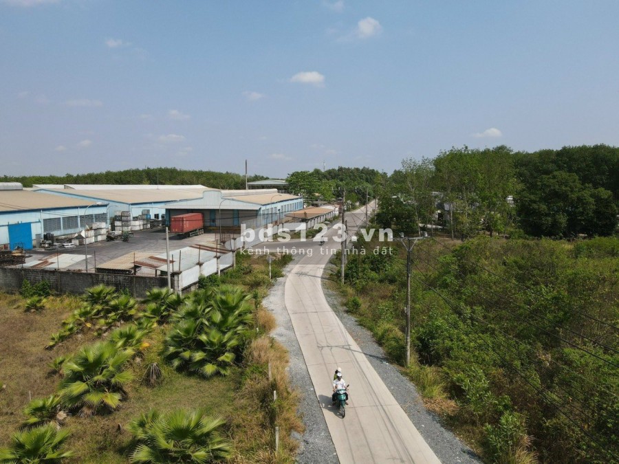 Kẹt tiền cần bán gấp lô đất 1.120m2(38x30m), đường nhựa 20m, đối diện KCN may, dân cư đông