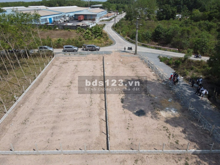 Kẹt tiền cần bán gấp lô đất 1.120m2(38x30m), đường nhựa 20m, đối diện KCN may, dân cư đông