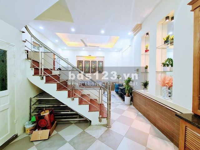 Bán nhà nguyên căn ngõ đẹp hơn phố ô tô vào tận cửa cạnh trường học khu dân trí cao