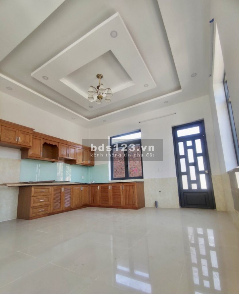 Dịch cần bán gấp nhà mặt tiền hoàn toàn mới khu dân cư hiện hữu, tiện tích xung quanh đủ