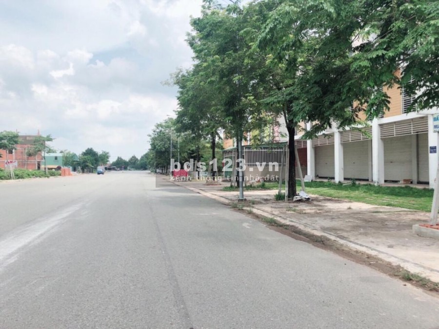 Gia đình cần vốn kinh doanh góc 449m², 2 MT ngay chợ dân sinh của khu trung tâm Bình Dương 900tr