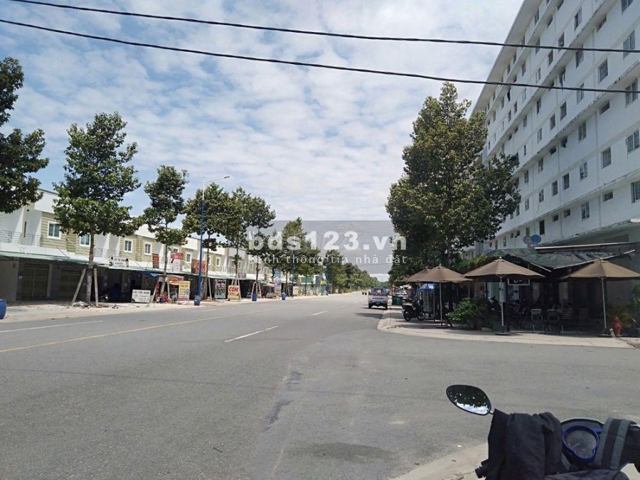 Gia đình cần vốn kinh doanh góc 449m², 2 MT ngay chợ dân sinh của khu trung tâm Bình Dương 900tr