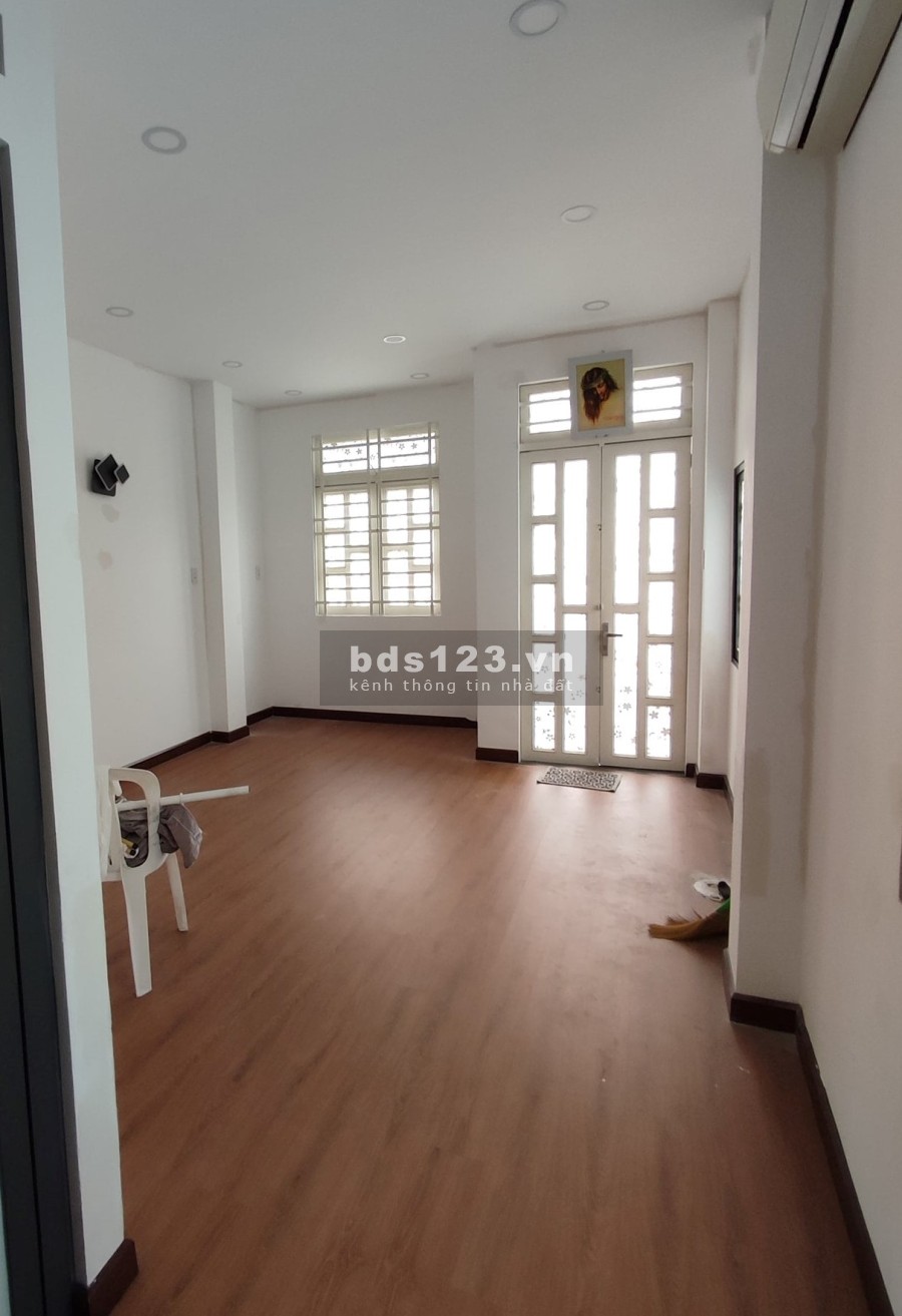 Bán nhà 373 Lạc Long Quân diện tích sử dụng 20m2, khu dân trí cao, hxh, giá bán 2 tỷ 58