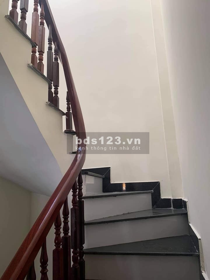 Bán nhà nguyên căn ở Thái Hà, ô tô đỗ cửa, giá chỉ hơn 5 tỷ, pháp lý đủ, có sẵn nội thất