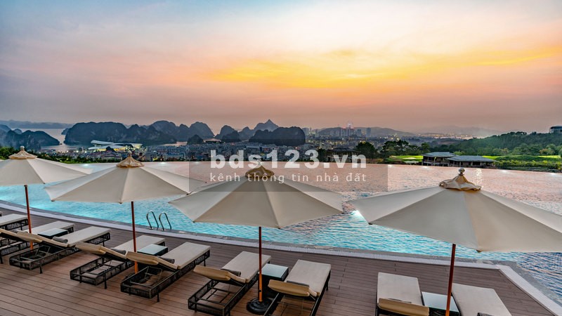 Biệt thự xây dựng thiết kế Địa Trung Hải 300m xây dựng 3 tầng 1 tum có bể bơi trong nhà