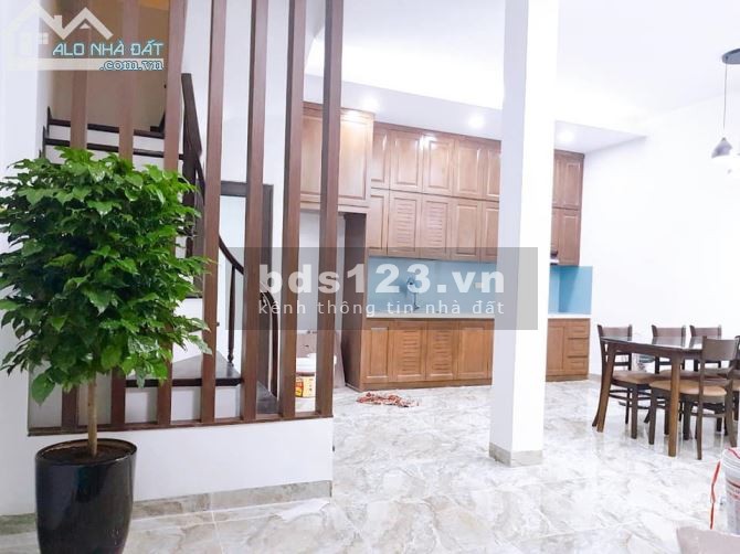 Bán nhà ngõ 445 Nguyễn Khang diện tích 47m2, giá bán chỉ 5.1 tỷ, sổ đỏ chính chủ, bàn giao ngay