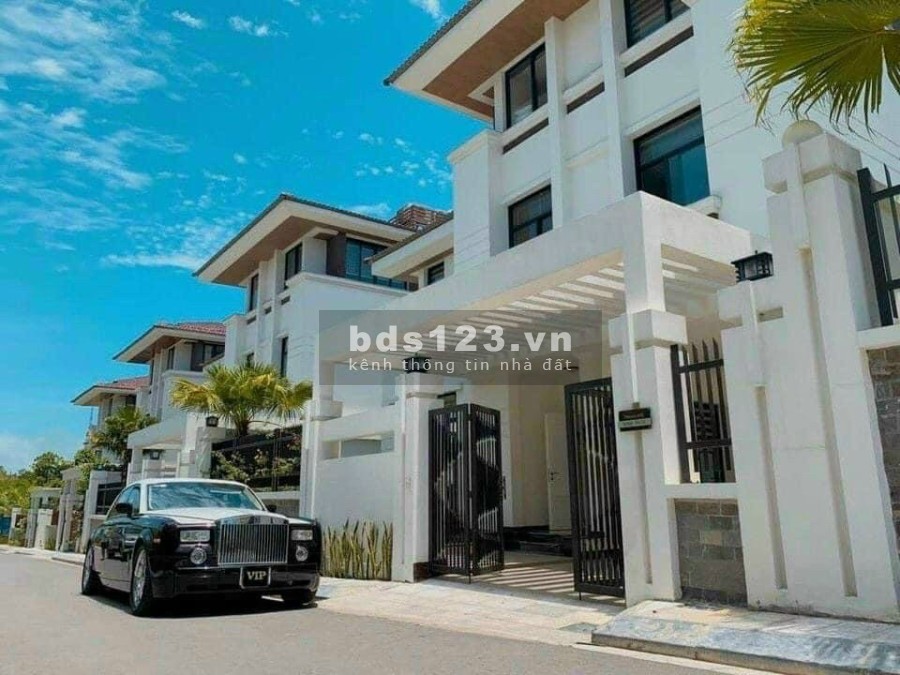 Biệt thự xây dựng thiết kế Địa Trung Hải 300m xây dựng 3 tầng 1 tum có bể bơi trong nhà