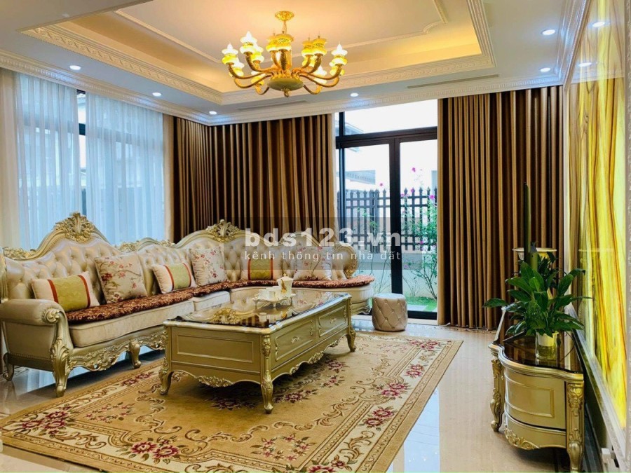 Biệt thự xây dựng thiết kế Địa Trung Hải 300m xây dựng 3 tầng 1 tum có bể bơi trong nhà