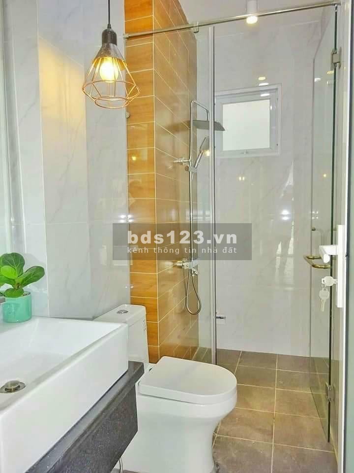 Hạ giá 300tr bán nhanh căn nhà đúc 3 lầu hẻm xe hơi, giá 4.51 tỷ thương lượng LH 0909582116