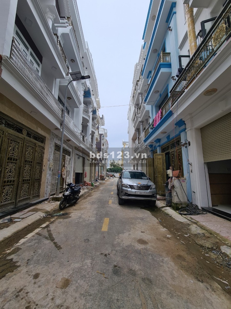 Hạ giá 300tr bán nhanh căn nhà đúc 3 lầu hẻm xe hơi, giá 4.51 tỷ thương lượng LH 0909582116