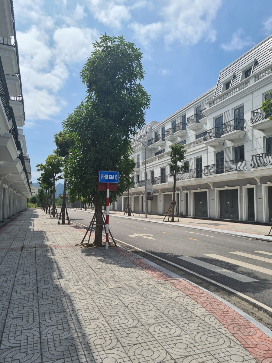Chính chủ cần bán lô shophouse 2 mặt tiền 90m2 tại Vincom Cẩm Phả giá thoả thuận