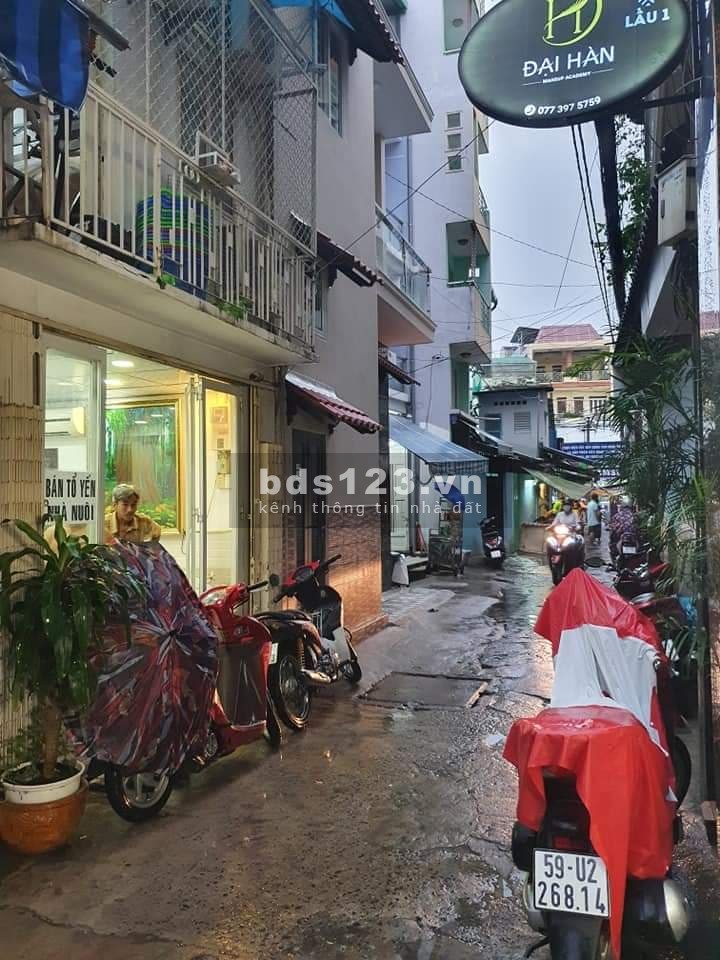 Bán nhà: 1 hẻm CMT8, phường 13, quận 10. Diện tích sử dụng 45m2, 2 lầu. Giá 4.8 tỷ.