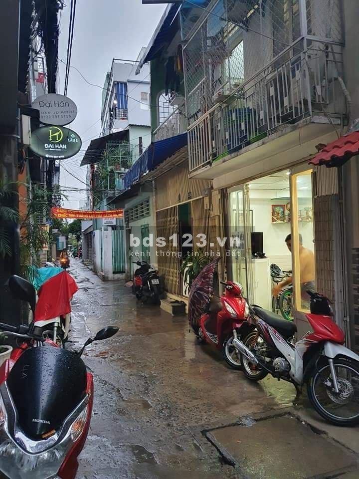 Bán nhà: 1 hẻm CMT8, phường 13, quận 10. Diện tích sử dụng 45m2, 2 lầu. Giá 4.8 tỷ.
