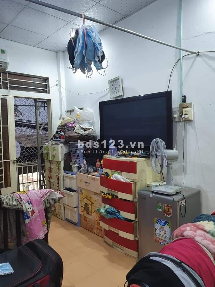 Bán nhà: 1 hẻm CMT8, phường 13, quận 10. Diện tích sử dụng 45m2, 2 lầu. Giá 4.8 tỷ.