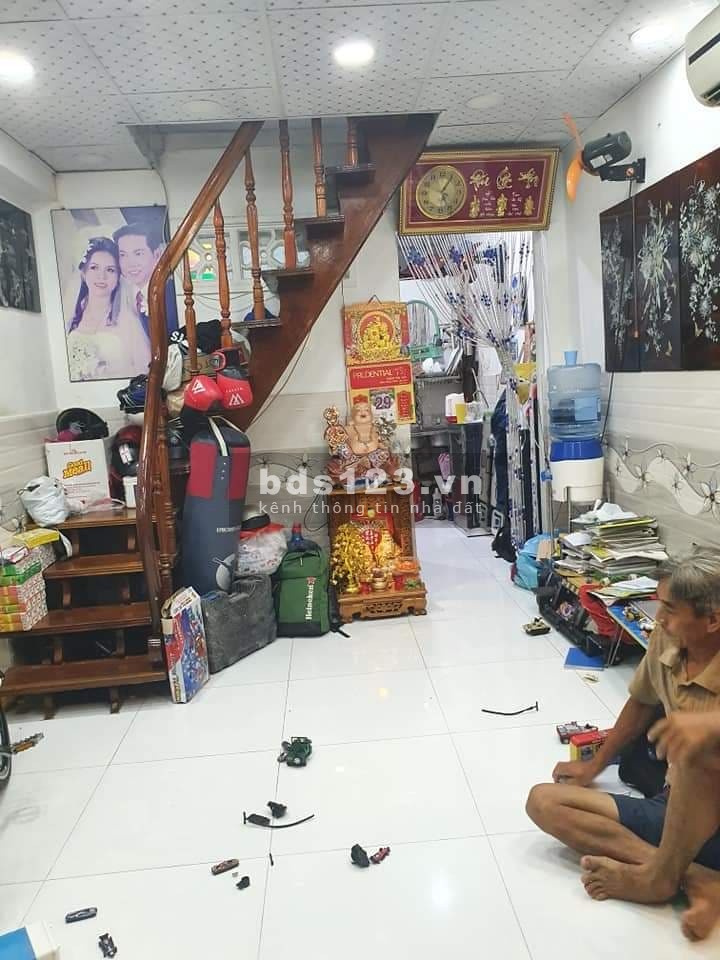 Bán nhà: 1 hẻm CMT8, phường 13, quận 10. Diện tích sử dụng 45m2, 2 lầu. Giá 4.8 tỷ.