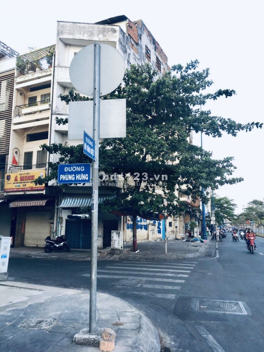 Kẹt tiền bán gấp nhà 2 MT đường Võ Văn Kiệt và Phùng Hưng P.13, Quận 5