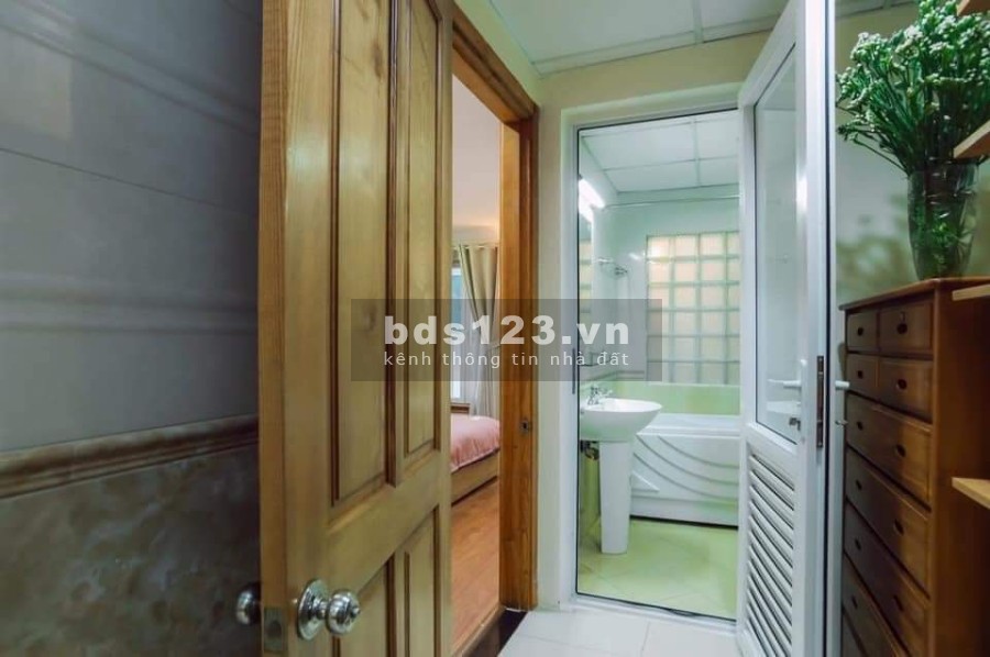 Bán chung cư mini 8 tầng có thang máy, khu hiếm, ô tô vào nhà sát hồ Ngọc Khánh, mt 5.2m