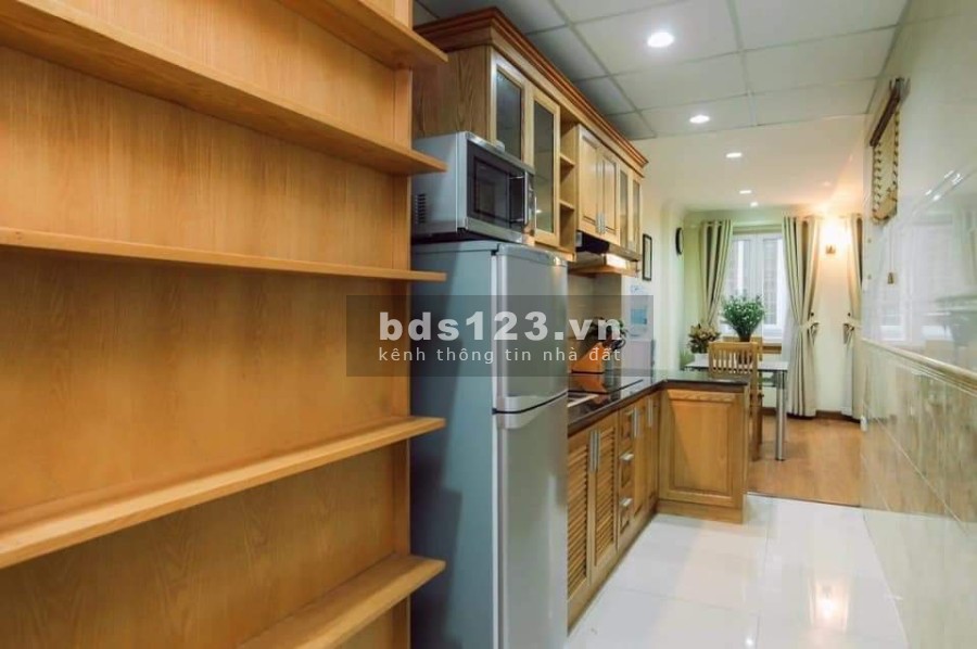 Bán chung cư mini 8 tầng có thang máy, khu hiếm, ô tô vào nhà sát hồ Ngọc Khánh, mt 5.2m