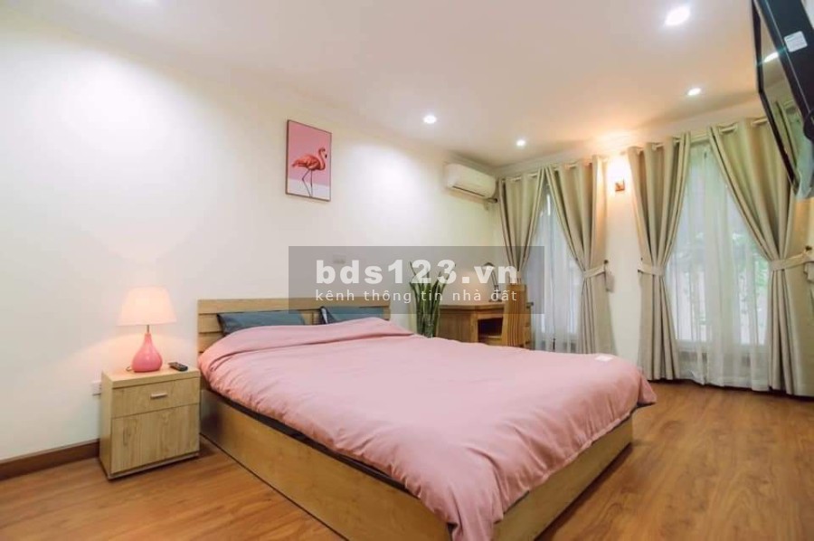 Bán chung cư mini 8 tầng có thang máy, khu hiếm, ô tô vào nhà sát hồ Ngọc Khánh, mt 5.2m