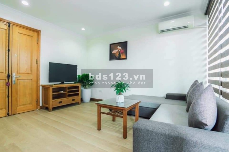 Bán chung cư mini 8 tầng có thang máy, khu hiếm, ô tô vào nhà sát hồ Ngọc Khánh, mt 5.2m