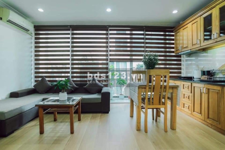 Bán chung cư mini 8 tầng có thang máy, khu hiếm, ô tô vào nhà sát hồ Ngọc Khánh, mt 5.2m