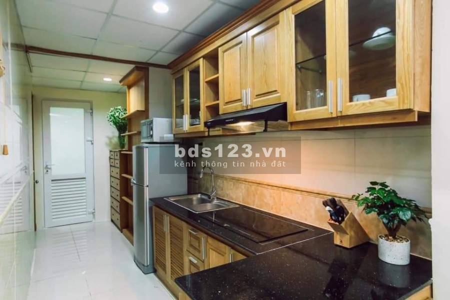 Bán chung cư mini 8 tầng có thang máy, khu hiếm, ô tô vào nhà sát hồ Ngọc Khánh, mt 5.2m