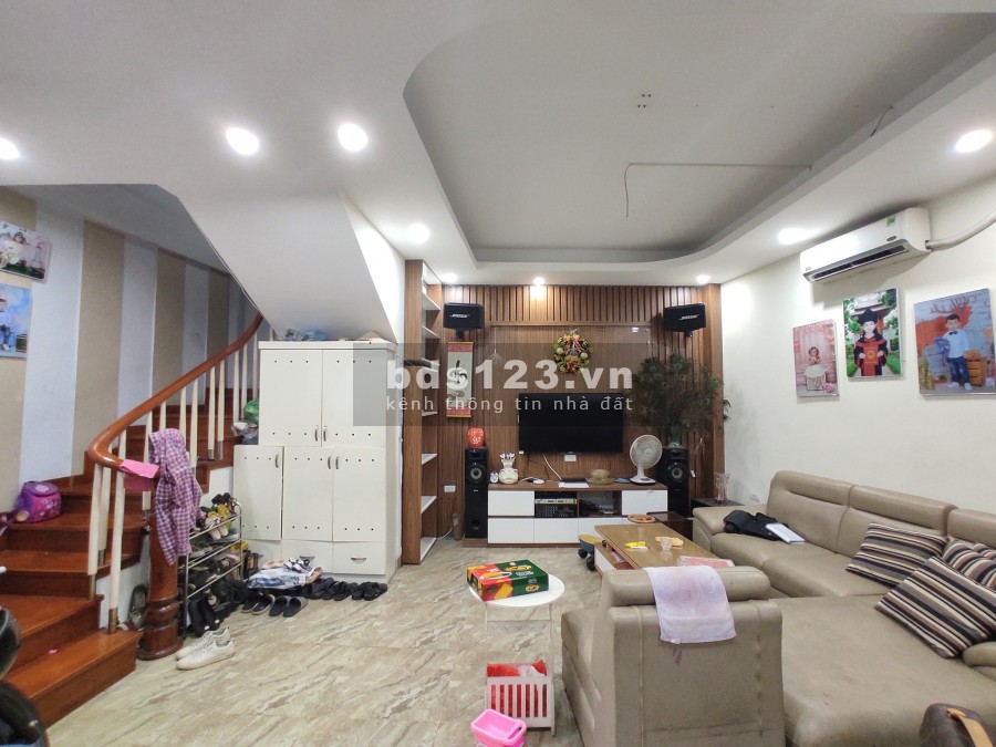 Xuân La nhà hiếm. 5 tầng diện tích sử dụng 45m2, mặt tiền 6m1, cách phố 90m, ô tô, giá tốt