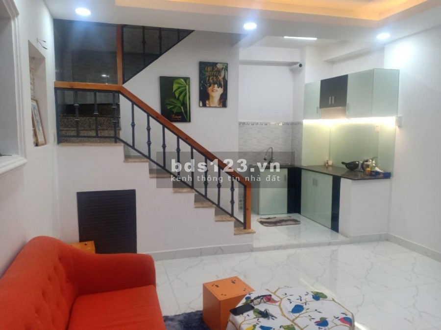 Nhà Lạc Long Quân, ̀5 tầng, gần mặt tiền, chỉ có 4.8 tỷ sổ hồng chính chủ, gần khu dân cư