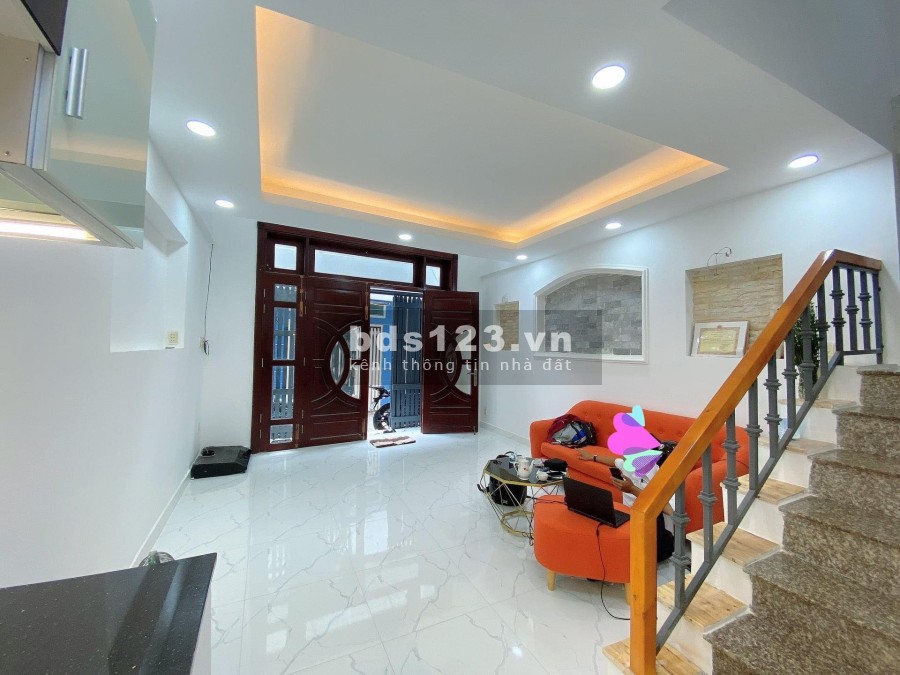 Nhà Lạc Long Quân, ̀5 tầng, gần mặt tiền, chỉ có 4.8 tỷ sổ hồng chính chủ, gần khu dân cư