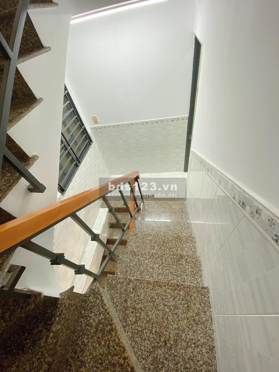 Nhà Lạc Long Quân, ̀5 tầng, gần mặt tiền, chỉ có 4.8 tỷ sổ hồng chính chủ, gần khu dân cư