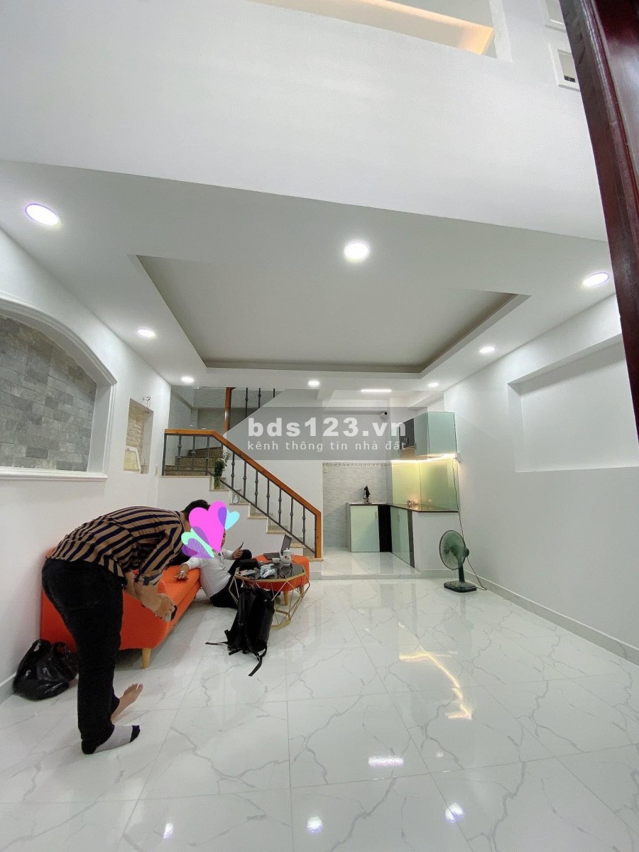 Nhà Lạc Long Quân, ̀5 tầng, gần mặt tiền, chỉ có 4.8 tỷ sổ hồng chính chủ, gần khu dân cư
