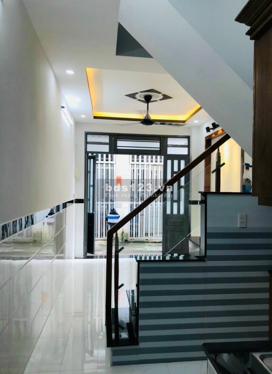 Chỉ 4 tỷ 2 nhà mặt tiền Tự Lập (CMT 8), diện tích sử dụng 30m2, đường xe hơi tránh lhcc