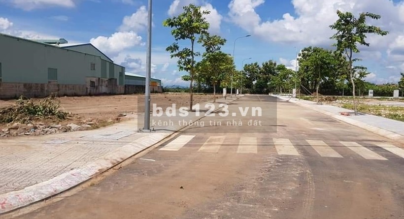 Bán đất đã được ngân hàng thẩm định giá bán 1y284 mặt tiền đường lớn, khu dân cư hiện hữu