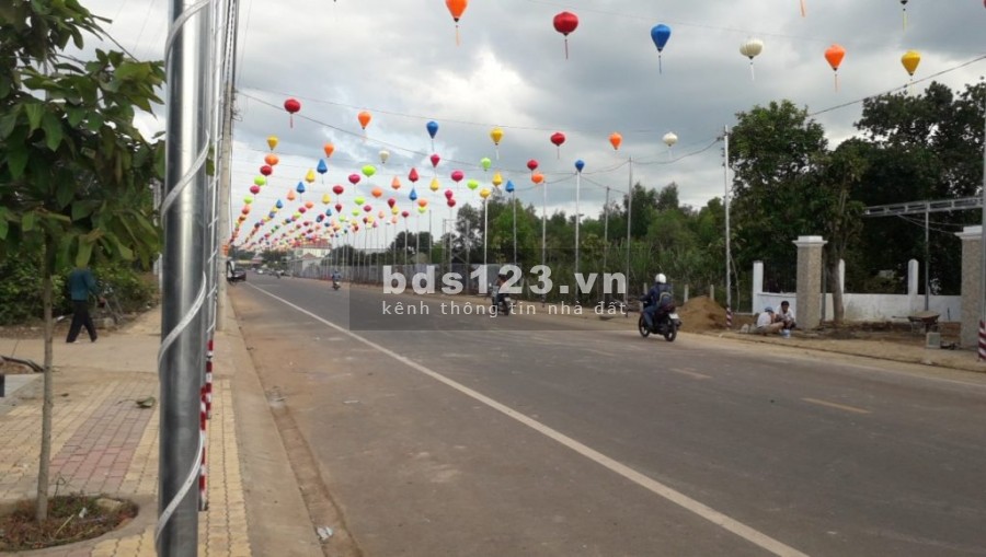 Cần bán gấp lô đất gần ngã 5 mũi tàu, chiều ngang 6m dài 25m, bán giá 550 triệu sở sẵn