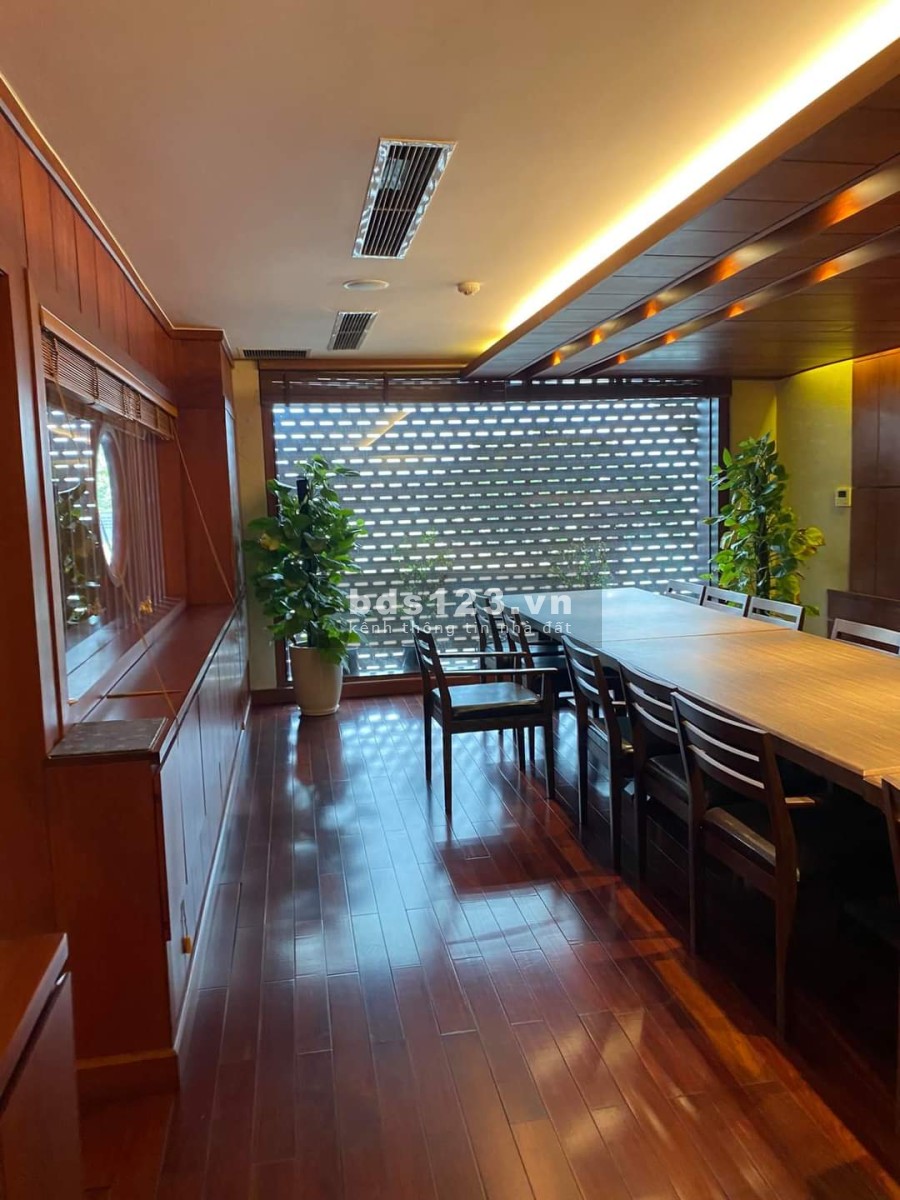 Sát mép Hồ Tây lô góc 3 mặt thoáng, hàng cực đẹp và độc, diện tích 215m2, lh 0399298888