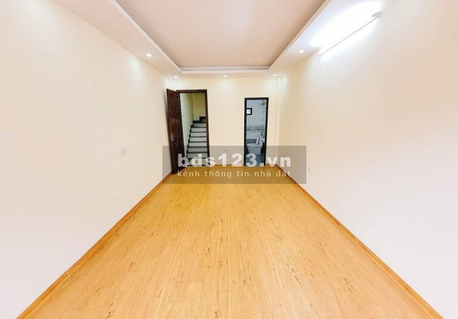 Sang nhượng gấp chủ bán nhà Long Biên, diện tích 46m2, 5 tầng liên kề tặng nội thất