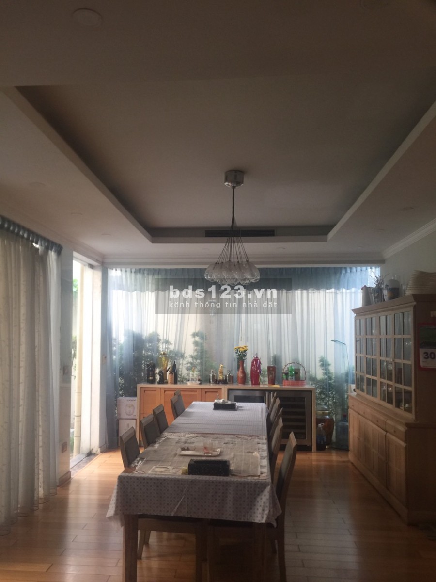Bán căn biệt thự song lập diện tích 300m2, xây 3 tầng, khu C mặt đường đôi rộng 40m