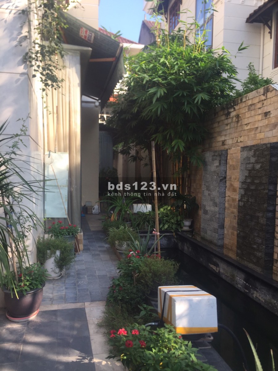 Bán căn biệt thự song lập diện tích 300m2, xây 3 tầng, khu C mặt đường đôi rộng 40m