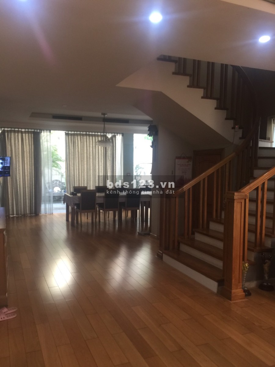 Bán căn biệt thự song lập diện tích 300m2, xây 3 tầng, khu C mặt đường đôi rộng 40m