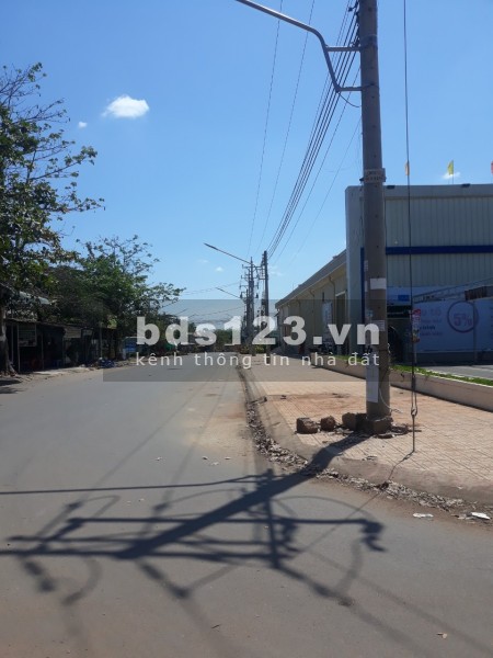 Cần bán lô đất chính chủ ngay mt đường huy hoạch 32m dt 1000m2 giá 650ngàn/m2, sổ sẵn lh 0975779138