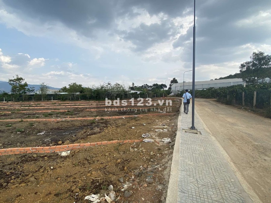 Bán đất nền ngay Nam Ban, xây dựng ngay. Diện tích 419m2, sổ đỏ riêng, 100m2 thổ cư, giá 1,9 tỷ
