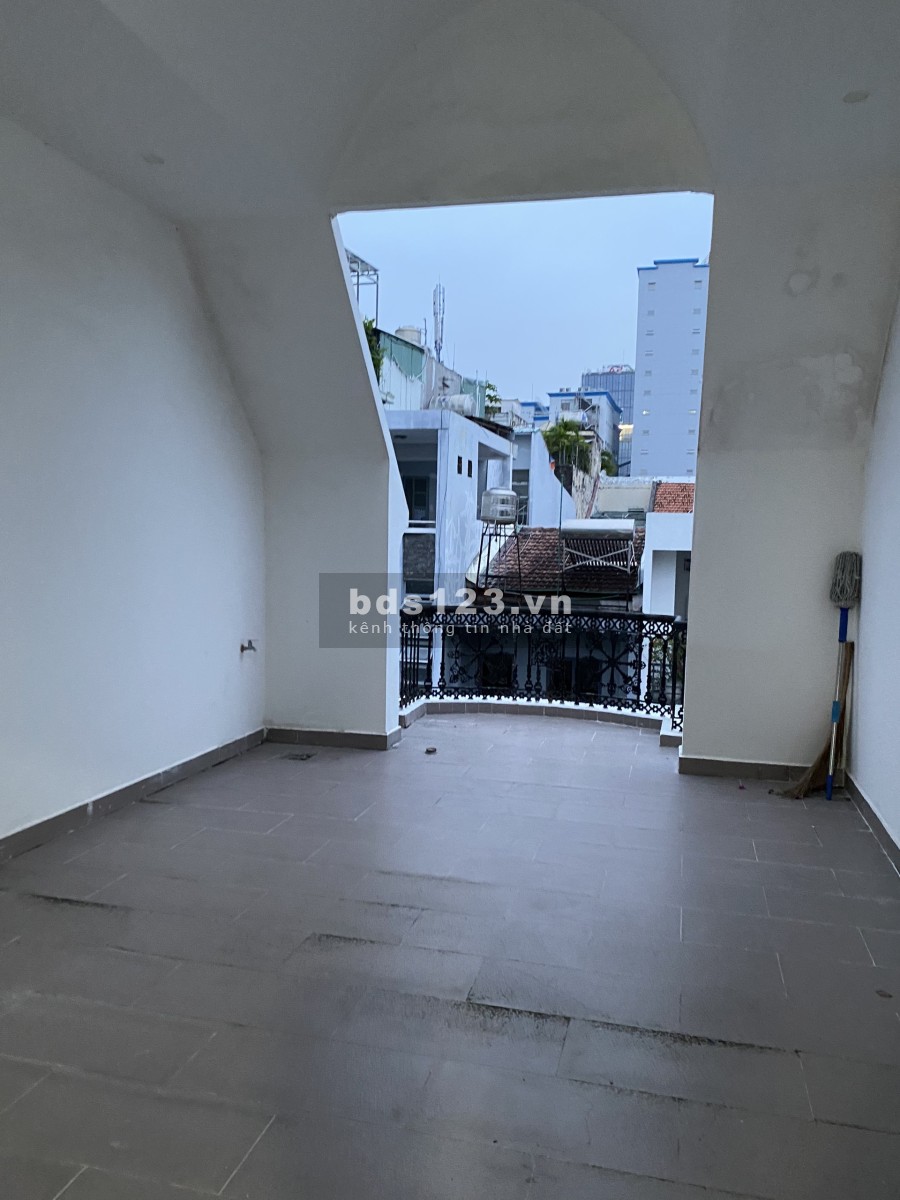 Nhà HXH đường D2: Hầm - trệt - 3 lầu phù hợp văn phòng công ty, SPA giá 35 triệu/tháng