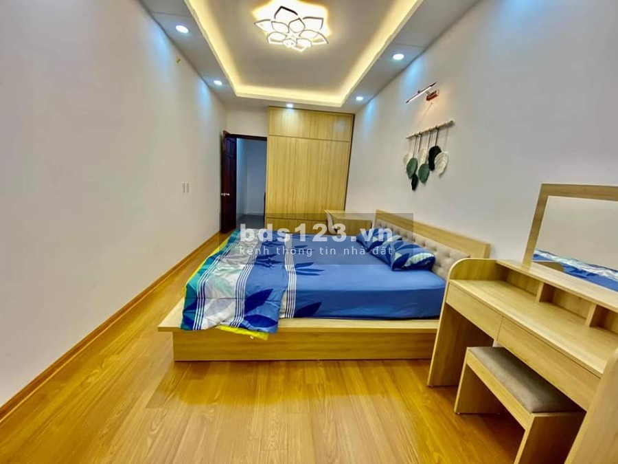 Bán nhà Nguyễn Chính dtsd 30m2, 5 tầng ngõ nông ô tô đổ cổng, full nội thất, sổ sẵn chính chủ