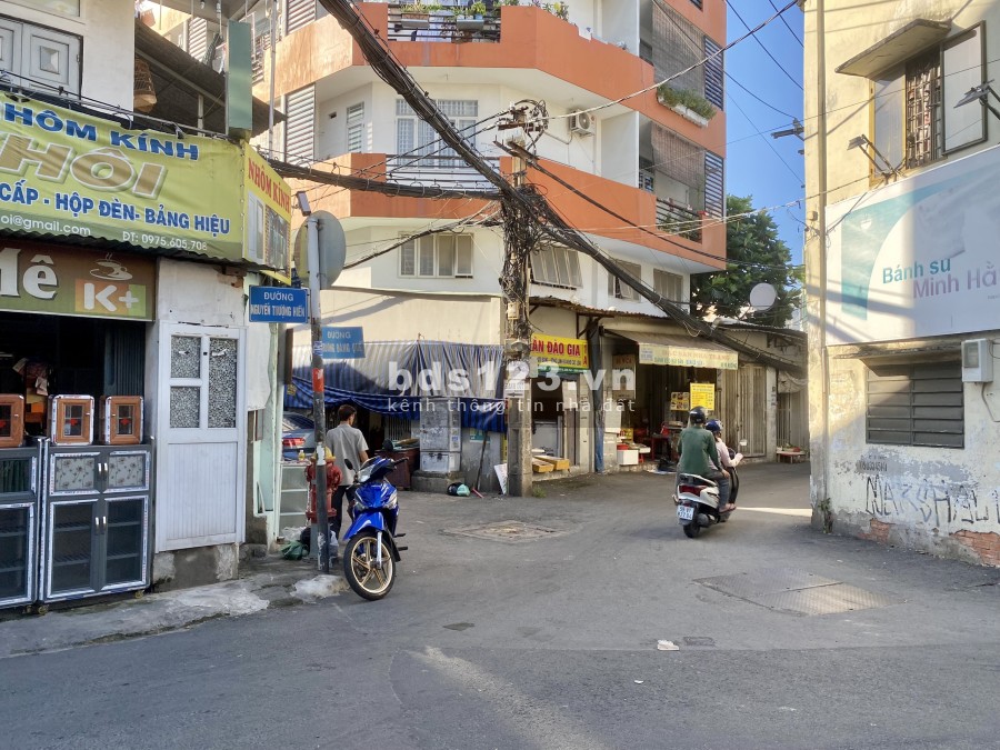 Cho thuê nhà nguyên căn hẻm xe hơi, 2PN, Có nội thất, 1 trệt 1 lầu khu dân cư đông