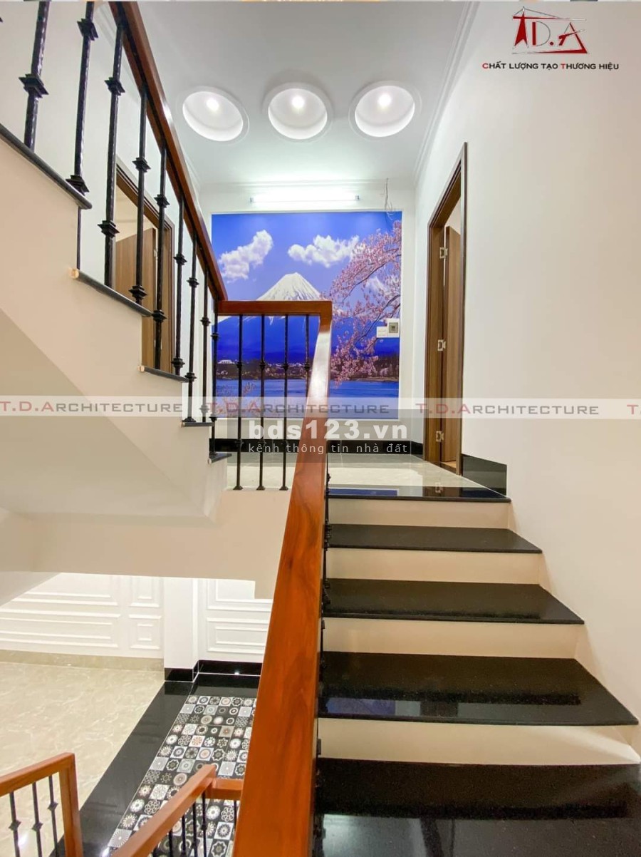 Cần bán gấp nhà thiết kế phong cách Châu Âu y hình đăng giá 6.9 tỷ, liên hệ 0915718879